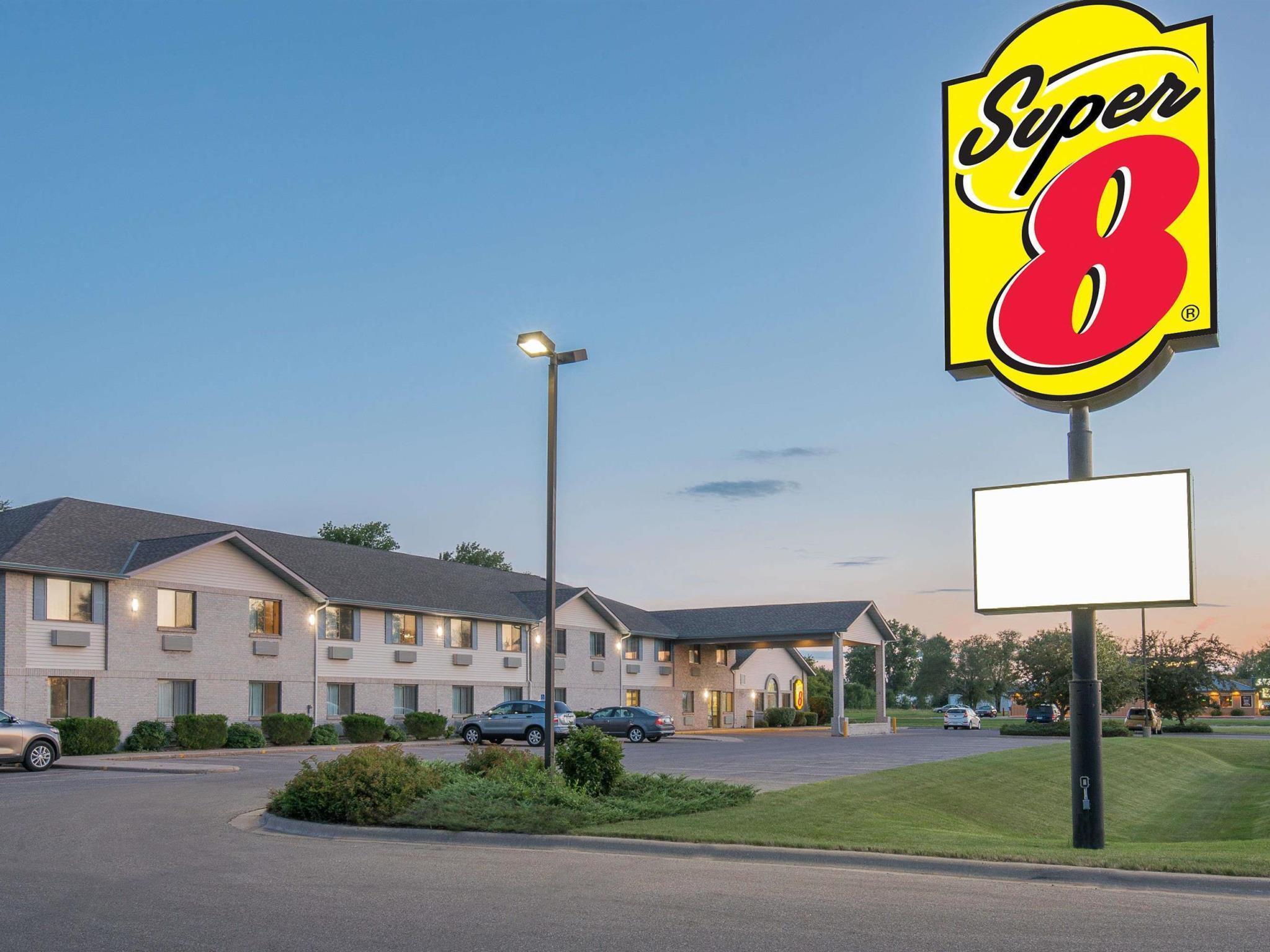 Super 8 By Wyndham Morris Hotel Exterior photo